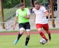 Bild: heh
Die SpVgg Wiesau besiegte den TSV Bärnau mit 4:0. Das Bild zeigt den zweifachen Torschützen Fabian Höfer (rechts) im Laufduell mit Jonas Härtl.