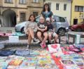 Bild: kek
Lilly, Marie und Paul (sitzend, von links) macht der Kinderflohmarkt viel Spaß, versichern sie. Birgit Barth (stehend) freut's.