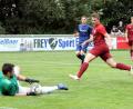 Bild: heh
Dominik Schuller, der Torwart der SG Friedenfels/Fuchsmühl, fängt den Ball vor dem Waldershofer Jan Philipp Rebhan (rotes Trikot) ab, rechts SG-Spieler Philipp Weiherer. Die SG gewann das Spitzenspiel der Kreisklasse Stiftland beim TSV Waldershof II mit 3:0.