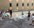 Bild: bey
Wer schafft die größte Seifenblase? Diese Frage stellte sich für die Kinder beim Kinderferienprogramm der Stadtbücherei Pleystein.