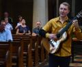 Bild: Kunz
Der ehemalige Domspatz Peter Ermer singt und spielt Gitarre in der Josefskirche in Weiden.