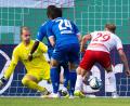 Bild: Sven Hoppe/dpa
Jahn-Stürmer Elias Huth (rechts) scheitert hier an Magdeburgs Keeper Dominik Reimann (links).