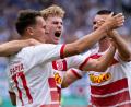 Bild: Sven Hoppe/dpa
Konrad Faber (links) feiert mit Rasim Bulic (rechts) den Torschützen zum 1:2, Dominik Kother (Mitte).