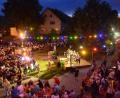 Bild: bey
Am Abend sorgen bunte Lichterketten auf dem Festplatz für romantische Atmosphäre.