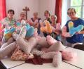 Bild: rha
Die vom Frauenbund Vilseck gefertigten Herzkissen sollen bald Brustkrebspatientinnen auf ihrem Genesungsweg helfen (von links): Sonja Andraschko, Sonja Stubenvoll, Sigrid Steffey, Christine Schedl, Anita Hentschke und Monika Mrosek.