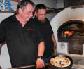 Bild: kro
Rund 350 Pizzen wurden am Montagabend beim Dorf- und Backofenfest in Hermannsreuth verkauft.