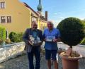 Bild: rfi
Bürgermeister Ludwig Gürtler (links) dankt Manfred Schwarz für 40 Jahre Urlaub in Tännesberg.