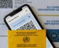 Bild: Stefan Puchner/dpa/Symbolbild
Ein Impfpass und ein Smartphone mit der CovPass-App liegen auf einem Impfzertifikat. Wer einen gültigen Impfpass hatte, konnte sich während der Pandemie in Apotheken ein digitales Zertifikat holen. Ein Paar versuchte das mit einer Fälschung.
