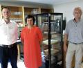 Bild: Hildebrand/exb
Die Cafeteria in der Asklepios Klinik Lindenlohe hat eine neue Pächterin. Geschäftsführer Felix Sasse (links) begrüßt Elisabeth Graf mit Ehemann Albert.