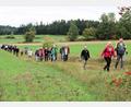 Archivbild: bsc
Der Bierwandertag beim Friedenfelser Herbstfest lockt alljährlich Tausende von Besuchern an. Der Bierwandertag 2022 führte die Teilnehmer (Bild) über ein Teilstück des „Klima-Terrain-Wegs“ der Gemeinde Friedenfels.