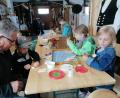 Bild: Arbeitskreis Historisches Handwerk/exb
Insgesamt 24 Kinder bastelten beim Ferienprogramm in der Handwerkerscheune Teelichthalter aus Holz.