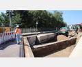 Bild: Thomas Dobler
Zwischen den beiden Schwarzenfelder Naabbrücken wurde das kurze Verbindungsstück der Neue Amberger Straße ausgegraben. Es wird komplett saniert, was die ganze Woche dauert. Der Verkehr muss sich einen anderen Weg suchen.