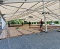 Bild: kaz
Die Aufbauarbeiten für das Wiesenfest haben begonnen. Auf dem Bild verlegen Arbeiter den Holzboden des Festzeltes.
