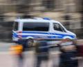 Bild: Robert Michael/dpa/Symbolbild
Ein Einsatzwagen der Polizei fährt durch eine Stadt.