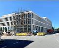 Bild: Gabi Schönberger
Der Neubau der AOK Weiden in der Bahnhofstraße/Ecke Weigelstraße schließt an markanter Stelle eine Baulücke. Einzugstermin für die Mitarbeiter soll nun im April 2024 sein.