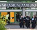 Bild: Petra Hartl
Das sorgte am Mittwoch für Aufsehen in Amberg: Polizeibeamte stehen vor dem Haupteingang des Gregor-Mendel-Gymnasiums.