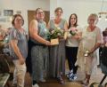 Bild: Claudia Metzler/exb
Mit einem Geschenk bedankten sich die Vertreter der Selbsthilfegruppe bei der städtischen Kontaktstelle für die Unterstützung (von rechts): Cornelia Lochner, Esther Müller-Rummel, Kerstin Bauer, Christina Struzyna und Sabine Graf.