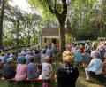 Bild: aub
Der Platz vor der Brünnl-Kirche südlich von Nabburg zieht zu den Gottesdiensten an Mariä Himmelfahrt jedes Jahr viele Besucher an. Nirgends ist wohl die Weihe der Kräuterbuschen so authentisch wie in diesem Ambiente.
