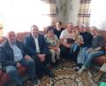 Bild: fpoz
Das Bild zeigt das Jubelpaar (Mitte) im Kreis der Familie mit Seniorenbeauftragtem Gerhard Weber und Zweitem Bürgermeister Mario Rabenbauer (von links).