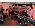 Bild: jr
Der „Original Oberpfälzer Buam-Express“ im Bandleader Andreas Gleißner (Mitte) feierte mit einem Open-Air-Konzert am Montagabend 15-jähriges Bestehen - coronabedingt mit zweijähriger Verspätung.