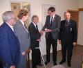 Bild: ld
Mit einem Handschlag überreichte BSB-Präsident Oberst a.D. Richard Drexl (Zweiter von rechts) den BSB-"Thaler" an Alois Praller (Mitte). Zu den Gratulanten zählten auch Zweiter Bürgermeister Christian Drehobel (von links) und KSK-Vorsitzende Andrea Hofmann sowie Kreisvorsitzender Thomas Semba.