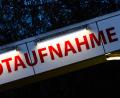 Symbolbild: Julian Stratenschulte/dpa
Helfer haben ein dreijähriges Mädchen am Boden eines Schwimmbeckens in Bamberg gefunden.
