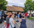 Bild: hme
Eine lange bildete sich vor dem Grillstand.