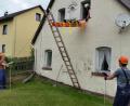 Bild: dob
Mit Hilfe von Steckleitern und Einsatz eines Leiterhebels wurde die verletzte Person aus dem Haus gerettet.