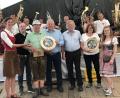 Bild: rrd
Von links Marina Rischan, Oberkellner Thorsten Stöwsandt, Klaus Hauenstein, Landrat Richard Reisinger, Günther und Ria Zuber sowie die junge Scheibenmalerin Hanna Appel. Im Hintergrund zollen die Musikanten mit ihren erhobenen Instrumenten Respekt und Beifall
