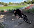 Bild: ckl
Sebastian Braun fährt mit seinem Mountainbike über die neue Pumptrack-Bahn in Kemnath.