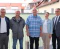 Bild: Stadt Tirschenreuth/exb
Harald Birner (Mitte) wurde von Bürgermeister Franz Stahl, stellvertretender Leiterin der Hauptverwaltung Rebecca Keck, Stadtwerke-Personalratsvorsitzenden Michael Fiedler und stellvertretenden Stadtwerkeleiter Berthold Zeitler (von rechts) in den Ruhestand verabschiedet.