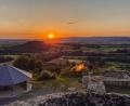 Bild: Susanne Forster
Von der Burgruine Waldeck bei Kemnath im Landkreis Tirschenreuth aus gibt es einen wundervollen Blick auf den Sonnenuntergang.