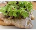 Bild: Michael Schiffer
Die Kalbfleisch-Pilz-Sandwiches werden mit einem Salatblatt und Balsamico dekoriert.