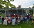 Bild: dob
Die Vohenstraußer Blasmusik mit Kapellmeister Johannes Gruber spielt im Stadtpark bei der letzten Serenade zünftig auf.