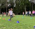 Bild: Sportklub Fürnried/exb
Schnelligkeit und Geschick erfordert das Baumstammtragen auf einem Hindernisparcours.