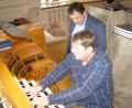 Bild: pz
Gerhard Schmidkonz (rechts, mit Regionalkantor Stephan Merkes) erfüllt sich einen Herzenswunsch und darf die große Orgel der Basilika in Waldsassen spielen.