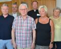 Bild: dob
Max Holzgartner inmitten seiner beiden Kinder Karl und Marion sowie Lebensgefährtin Edeltraud Schober. Bürgermeister Andreas Wutzlhofer (hinten, links) und Pfarrvikar Ronald Liesaus (hinten, rechts) wünschen dem Jubilar weiterhin beste Gesundheit, damit er noch recht lange seinen Hobbys nachgehen kann.
