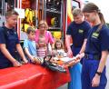 Bild: no
Junge Aktive der Illschwanger Feuerwehr ermöglichen es den Kindern, Rettungsschere und Spreizer auszuprobieren.