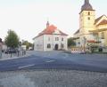 Bild: lnz
Im Morgenlicht zeigen sich die unterschiedlichen Farben der alten und schadhaften Asphaltschichten, die an der Kreuzung Oberer Marktplatz/Unterer Marktplatz/Bachstraße zusammentreffen, besonders deutlich. Nun steht dort eine Neuasphaltierung an, wofür eine voraussichtlich zwölftägige Vollsperrung nötig ist.