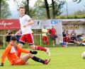 Archivbild: hho
Neuling TSV Bärnau wartet in der Kreisliga Süd immer noch auf den ersten Punktgewinn. Hier haben Torwart Patrick Rahn und Kapitän Luca Gleißner beim 0:4 in Wiesau gegen Fabian Nickl (weißes Trikot) das Nachsehen. Am Sonntag empfangen die Bärnauer den ASV Waldsassen.