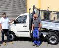 Bild: rgr
Josef Diedl (rechts) und die anderen Bauhof-Mitarbeiter haben einen neuen Piaggio bekommen. Oliver Fehr (von links) und Bürgermeister Edgar Knobloch erklärten die Gründe dieser Investition.