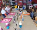Bild: kal
Beim Ferienmalkurs an der Mittelschule Kümmersbruck gestalten die Kinder Bilder mit Figuren von Walt Disney.