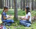 Bild: Gabi Schönberger
Emma und Lena haben schon einen Plan: Viel Moos und viele Stöcke brauchen sie für ihr Wichtelhaus.