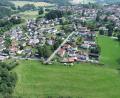 Bild: bey
Die Grünfläche zwischen der Wohnbebauung (links) und den Hecken (rechts) wird bis zur unteren sichtbaren natürlichen Grundstücksgrenze das neue Baugebiet "Am Forsthaus". Der Bauausschuss erteilt den Auftrag, die Planung für die Aufstellung des Bebauungsplans fortzuführen.