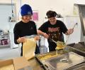 Bild: ubb
In der Küche werden Käsespätzle vorbereitet. Küchenchefin Julia Obwandner und Luke Stöckl sind eifrig am Kochen.