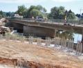 Bild: Thomas Dobler
Neben der alten Brücke (rechts) wird eine Behelfsbrücke errichtet, in der Mitte die Baustelle dafür. Sobald die Behelfsbrücke im Herbst in Betrieb geht, wird die alte Brücke über die Kleine Naab abgebrochen.