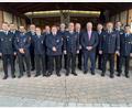 Bild: Christine Hollederer/exb
Die Feuerwehrmänner der Feuerwehren Thanheim und Ensdorf bringen es zusammen auf 260 Jahre aktiven Feuerwehrdienst. Landrat Richard Reisinger (Fünfter von rechts) überreicht die staatlichen Ehrenzeichen.