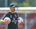 Bild: Daniel Löb/dpa
Der Cheftrainer Cristian Fiel leitet das Training.