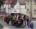 Bild: stg
Die traditionelle Bierkutsche durfte zur Eröffnung des Wiesenfests in Kemnath nicht fehlen.