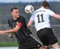 Bild: G. Büttner
Der Erbendorfer Torjäger Sandro Hösl (links) und Sebastian Schieder vom TSV Reuth liefern sich ein Kopfballduell. Der TSV Reuth verlor den letzten Vergleich gegen den Nachbarn TSV Erbendorf mit 1:3 und will es bei der Neuauflage des Steinwald-Derbys diesmal besser machen .